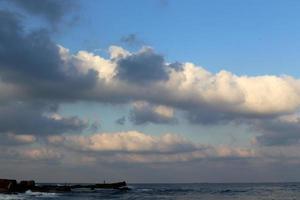o céu sobre o mar mediterrâneo no norte de israel. foto