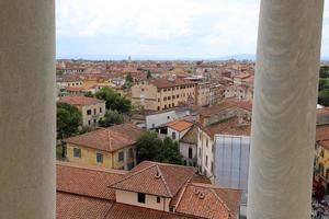 pisa itália 8 de maio de 2022 telhados da cidade de pisa da altura da torre inclinada de pisa. foto