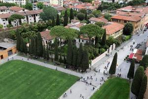 pisa itália 8 de maio de 2022 telhados da cidade de pisa da altura da torre inclinada de pisa. foto