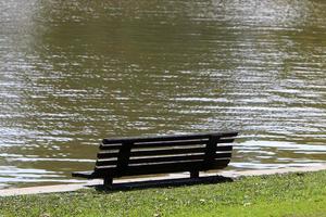 banco em um parque da cidade na costa mediterrânea foto