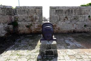 21 de janeiro de 2019 Israel. canhão velho na muralha da fortaleza na cidade de akko. foto