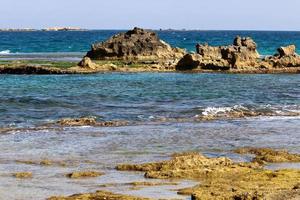 costa rochosa do mar mediterrâneo no norte de israel. foto