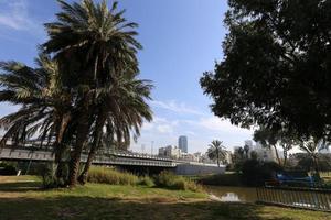 o rio yarkon no parque da cidade em tel aviv. foto