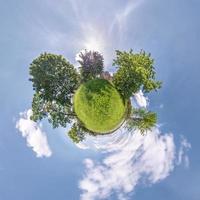 pequena transformação do planeta do panorama esférico 360 graus. vista aérea abstrata esférica em campo com lindas nuvens impressionantes. curvatura do espaço. foto