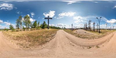 panorama hdri sem costura esférico completo vista de ângulo de 360 graus na estrada de cascalho perto do monumento da montanha das cruzes na colina em projeção equirretangular, conteúdo de realidade virtual vr ar. lugar do peregrino foto