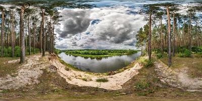 panorama hdri esférico completo sem costura vista de ângulo de 360 graus na margem alta do rio largo neman perto da floresta de pinheiros em dia de vento com belas nuvens em projeção equirretangular, conteúdo vr ar pronto foto