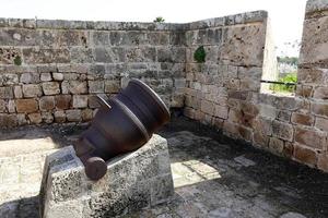 21 de janeiro de 2019 Israel. canhão velho na muralha da fortaleza na cidade de akko. foto