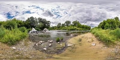 panorama hdri esférico sem costura completo vista de ângulo de 360 graus perto da zona de mistura de descarga de esgoto de lixões da cidade em projeção equirretangular, conteúdo vr ar pronto. poluição do rio foto