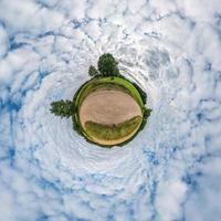 pequena transformação do planeta do panorama esférico 360 graus. vista aérea abstrata esférica em campo em boa noite com lindas nuvens incríveis. curvatura do espaço. foto