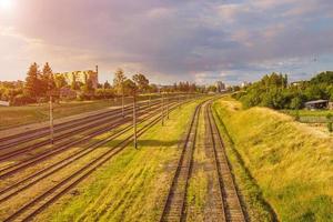 vista aérea em trilhos de trem contra lindo céu ao pôr do sol. transporte de carga. fundo de viagem foto