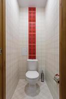 wc banheiro toalete em estilo branco com uma faixa vermelha foto