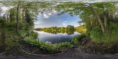 panorama hdri esférico completo sem costura visão de ângulo de 360 graus no caminho de pedestres entre os arbustos da floresta perto do rio ou lago em projeção equirretangular, conteúdo de realidade virtual vr ar pronto foto