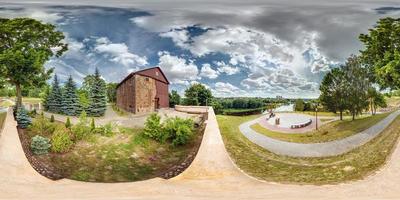 vista de ângulo panorama 360 perto da antiga igreja ortodoxa de madeira de pedra na margem alta do rio. panorama esférico completo de 360 graus em projeção equirretangular, conteúdo vr ar foto