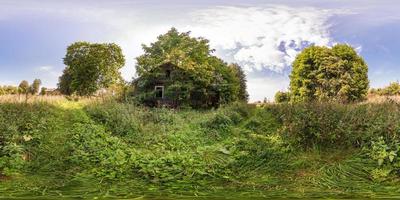 panorama esférico sem costura completo 360 por 180 vista de ângulo perto de casa de madeira abandonada em projeção equirretangular, conteúdo de realidade virtual vr pronto para ar foto