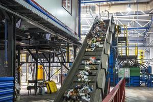 transportador transportador em movimento na moderna usina de processamento de reciclagem de resíduos. separar e classificar a coleta de lixo. reciclagem e armazenamento de resíduos para posterior eliminação. foto