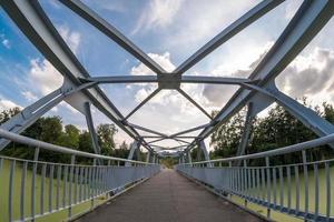 construção de estrutura de aço de ferro da ponte pedonal sobre o rio foto