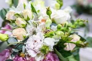 buquê de casamento brilhante de rosas cor de rosa e brancas de verão com anéis foto