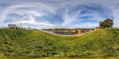 panorama esférico sem costura completo vista de ângulo de 360 graus na margem do rio largo em frente à ponte no centro da cidade. Panorama 360 em projeção equirretangular, conteúdo de realidade virtual vr ou pronto foto