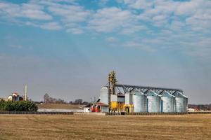 planta de agroprocessamento para processamento e silos para secagem, limpeza e armazenamento de produtos agrícolas, farinhas, cereais e grãos foto