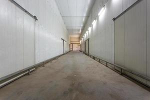 hangar vazio para frutas e legumes em estoque de armazenamento. armazém de produção. indústria de plantas foto
