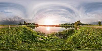 panorama esférico sem costura completo 360 por 180 vista de ângulo na margem do lago na noite antes da tempestade em projeção equirretangular, conteúdo de realidade virtual vr pronto foto