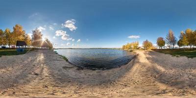 panorama esférico completo sem costura 360 graus vista de ângulo dourado outono perto da margem do lago largo em dia ensolarado. Panorama 360 em projeção equirretangular, conteúdo de realidade virtual vr ou pronto foto