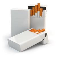 abrir maços cheios de cigarros isolados no fundo branco. foto