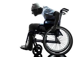 engraçado homem ferido descuidado em silhueta de cadeira de rodas