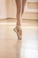 pernas da jovem bailarina foto