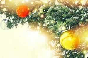 a árvore de natal é decorada com brinquedos coloridos. foto