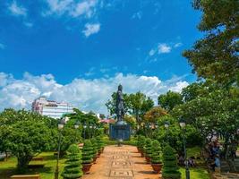 Vung tau - 2 de julho de 2022 tran pendurado dao estátua na cidade de vung tau no vietnã. monumento do líder militar no fundo do céu azul foto