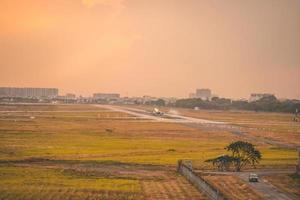 cidade de ho chi minh, vietnã - 12 de fevereiro de 2022 avião sobrevoa áreas urbanas preparando o pouso no aeroporto internacional tan son nhat e decola no aeroporto tsn foto