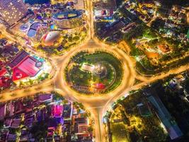 Vung tau vista de cima, com rotatória de tráfego, casa, memorial de guerra do vietnã no vietnã. fotografia de longa exposição à noite. foto