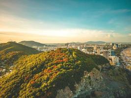 vista superior do vung tau com a estátua de jesus cristo na montanha. o local mais popular. cristo rei, uma estátua de jesus. conceito de viagem. foto