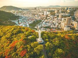 vista superior do vung tau com a estátua de jesus cristo na montanha. o local mais popular. cristo rei, uma estátua de jesus. conceito de viagem. foto