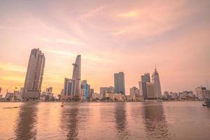 ho chi minh, vietnã - 19 de fevereiro de 2022 vista do edifício da torre financeira bitexco, edifícios, estradas, ponte thu thiem e rio saigon na cidade de ho chi minh no pôr do sol. imagem panorâmica de alta qualidade. foto