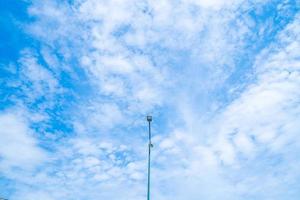 verão de nuvem de fundo. verão de nuvens. céu nuvem cinematográfica. céu natural fundo de textura por do sol bonito e cinematográfico foto