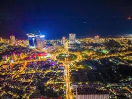 Vung tau vista de cima, com rotatória de tráfego, casa, memorial de guerra do vietnã no vietnã. fotografia de longa exposição à noite. foto