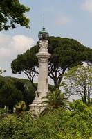 pequeno farol entre as árvores em roma, itália foto