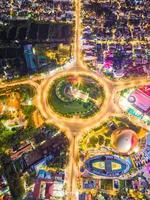 Vung tau vista de cima, com rotatória de tráfego, casa, memorial de guerra do vietnã no vietnã. fotografia de longa exposição à noite. foto