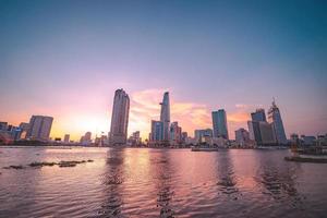 ho chi minh, vietnã - 13 de fevereiro de 2022 vista do edifício da torre financeira bitexco, edifícios, estradas, ponte thu thiem e rio saigon na cidade de ho chi minh no pôr do sol. imagem panorâmica de alta qualidade. foto