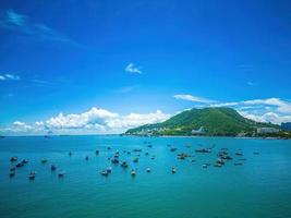 vista aérea da cidade de vung tau com belo pôr do sol e tantos barcos. vista panorâmica do litoral vung tau de cima, com ondas, litoral, ruas, coqueiros e montanha tao phung no vietnã. foto