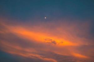 verão de nuvem de fundo. verão de nuvens. céu nuvem cinematográfica. céu natural fundo de textura por do sol bonito e cinematográfico foto