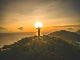 vista superior do vung tau com estátua de silhueta de jesus cristo na montanha. o local mais popular. cristo rei, uma estátua de jesus. conceito de viagem. foto