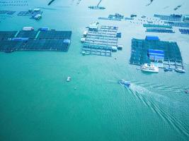 um canto da fazenda de alimentação de ostras, vila de pescadores flutuantes em long son commune, província de ba ria vung tau vietnã. pessoas que vivem e fazem indústria de peixes de ração na vila flutuante. foto