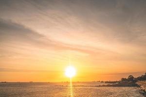 verão de nuvem de fundo. verão de nuvens. céu nuvem cinematográfica. céu natural fundo de textura por do sol bonito e cinematográfico foto