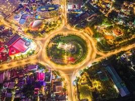 Vung tau vista de cima, com rotatória de tráfego, casa, memorial de guerra do vietnã no vietnã. fotografia de longa exposição à noite. foto
