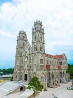 igreja song vinh, também conhecida como música paroquial vinh em phu my, que atrai turistas para visitar espiritualmente nos fins de semana em vung tau, vietnã. música vinh igreja tem construção parece com a frança foto