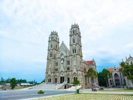 igreja song vinh, também conhecida como música paroquial vinh em phu my, que atrai turistas para visitar espiritualmente nos fins de semana em vung tau, vietnã. música vinh igreja tem construção parece com a frança foto