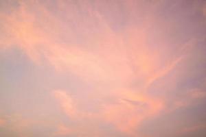 verão de nuvem de fundo. verão de nuvens. céu nuvem cinematográfica. céu natural fundo de textura por do sol bonito e cinematográfico foto